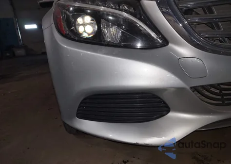 2016 Mercedes-Benz C 300 Luxury 4Matic z USA, uszkodzony, nr VIN 55SWF4KB3GU135076